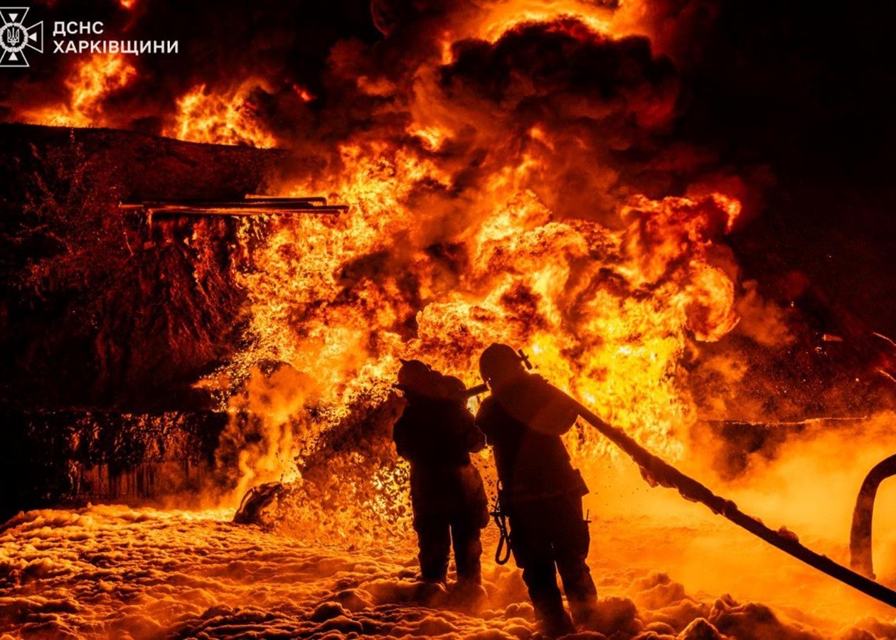 Атака РФ: у Чугуєві велика пожежа, 11 поранених