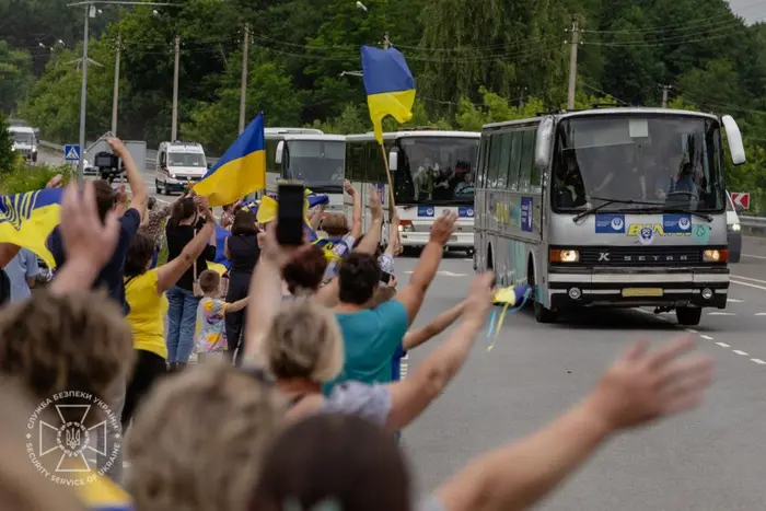 Як українці зустрічали звільнених із полону захисників: ексклюзивні кадри від СБУ