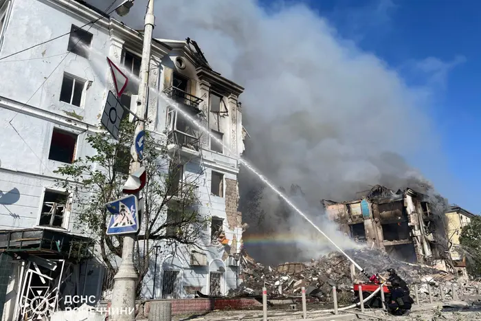 Розтрощена п’ятиповерхівка: з’явилися фото наслідків удару по Краматорську
