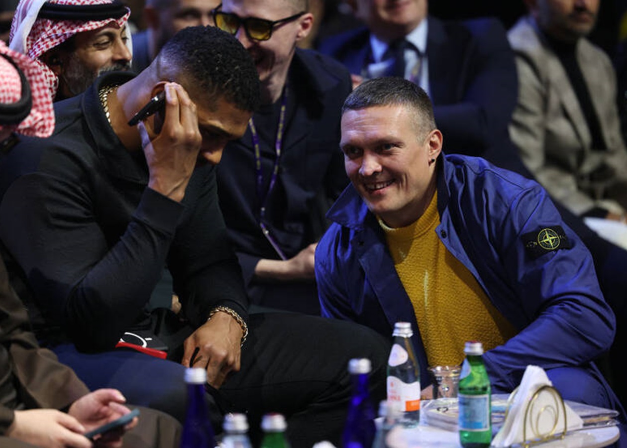 Усик подарував Джошуа вишиванку під час зустрічі