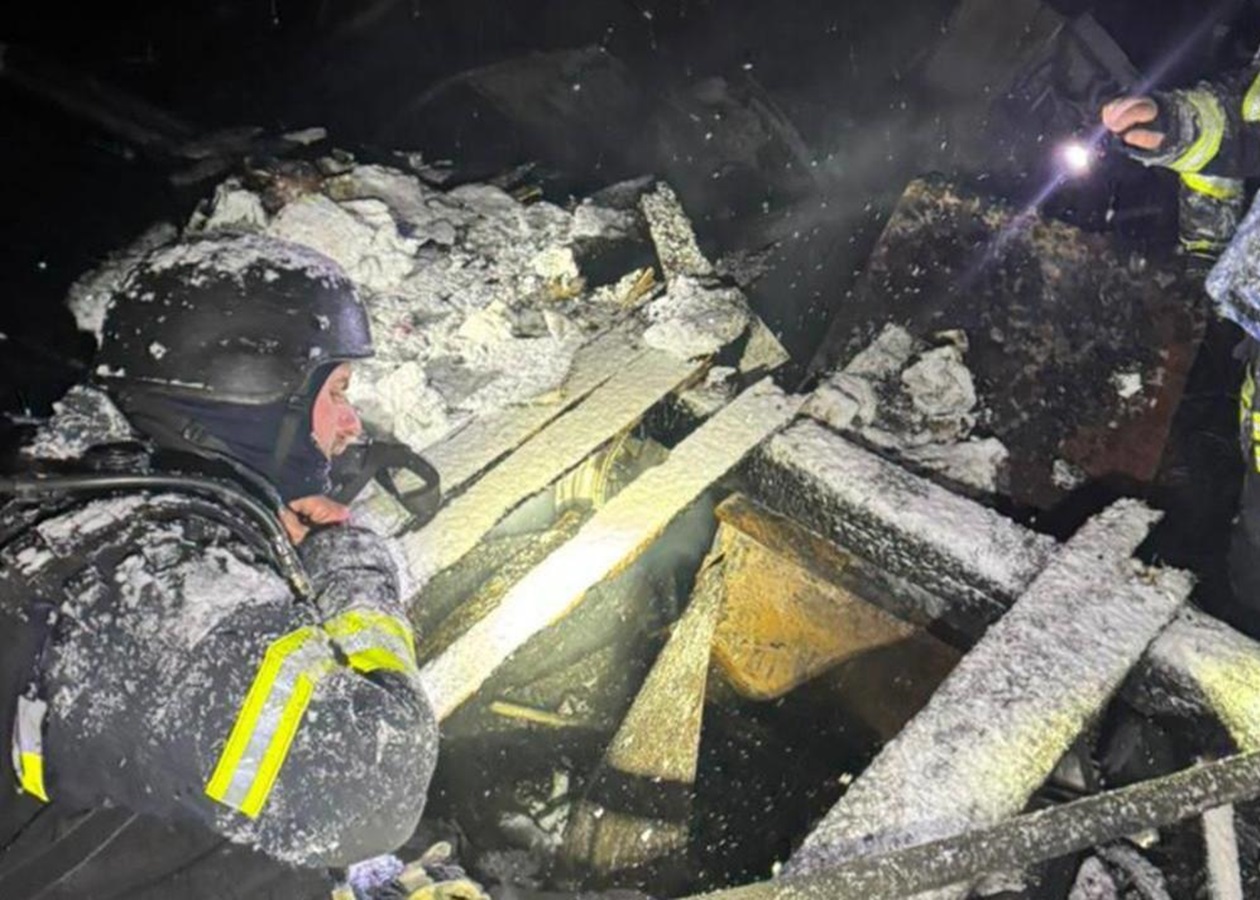 Удари РФ по Київщині: рятувальники дістали з-під завалів родину з дитиною