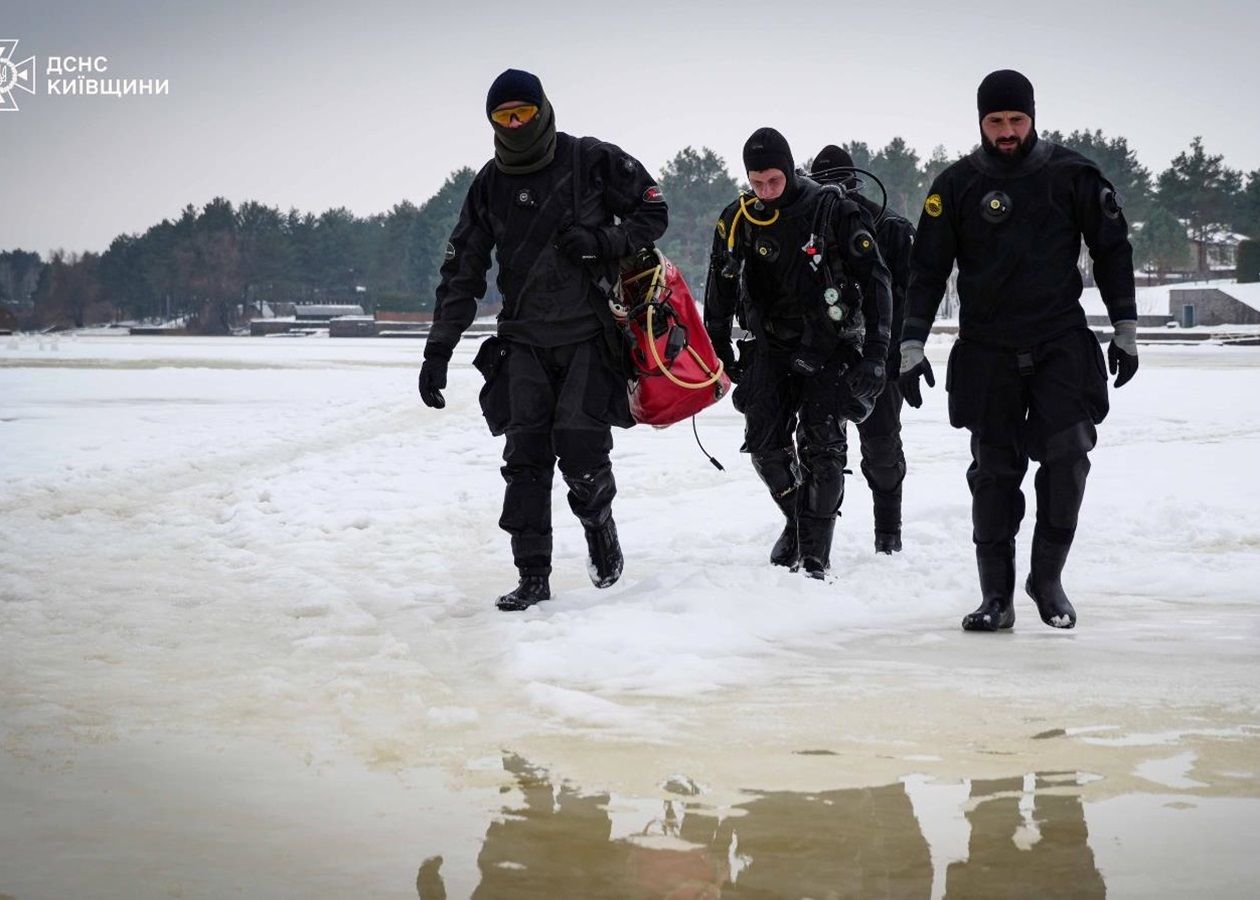 На Київщині тривають пошуки водія, що провалився під кригу під час дрифту