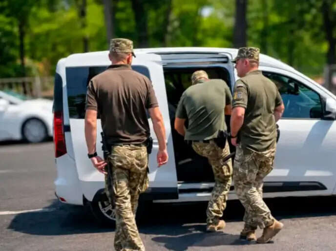 У Дніпрі працівники ТЦК тягли сходами 22-річного чоловіка