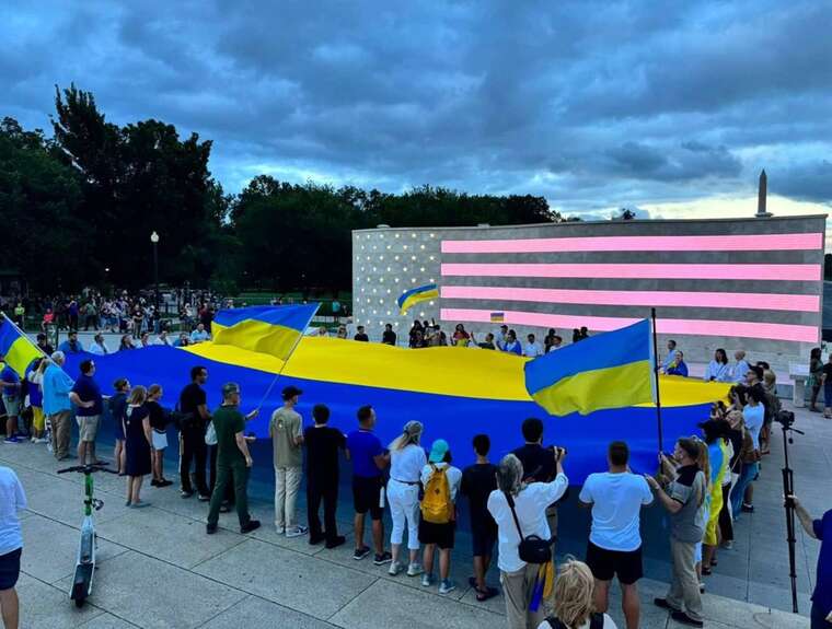 У Вашингтоні розгорнули гігантський прапор України до Дня Незалежності