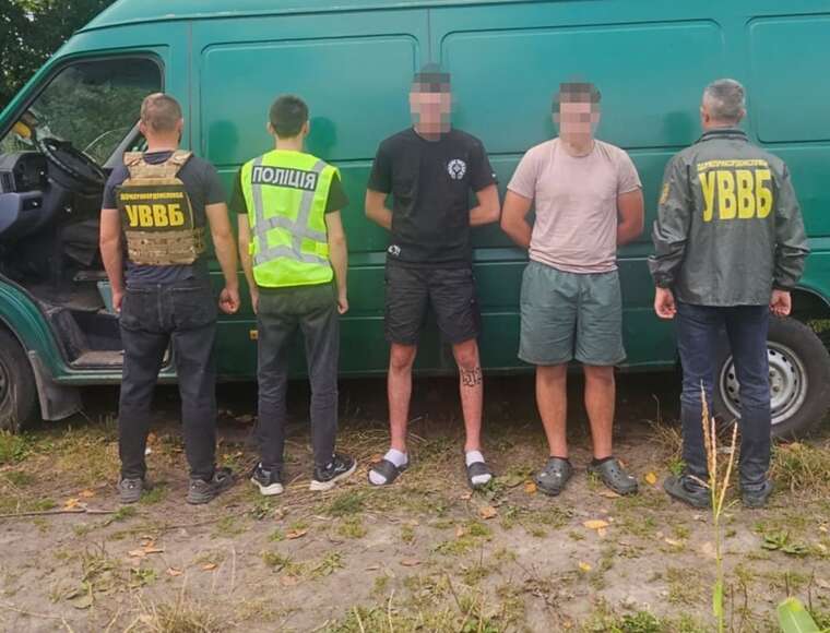 11 тисяч доларів за надувний матрац та ящики з-під бананів: на Вінниччині викрили канал втечі ухилянтів