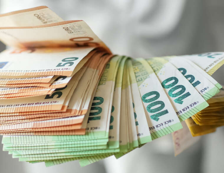 Євро знову б’є рекорди: курс НБУ перевищив 52,2 грн, а картковий — 53 грн