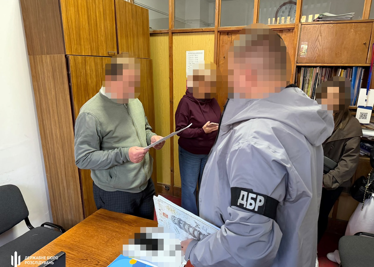 Посадовці Держпродспоживслужби продавали посвідчення тракториста – ДБР