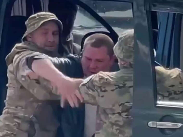 У Вінниці чоловіка із собакою силоміць посадили в бус: на відео не видно перевірки документів