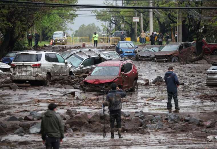 У Чилі водій вантажівки вижив у повіні, вхопившись за дерево, поки річка нищила столицю